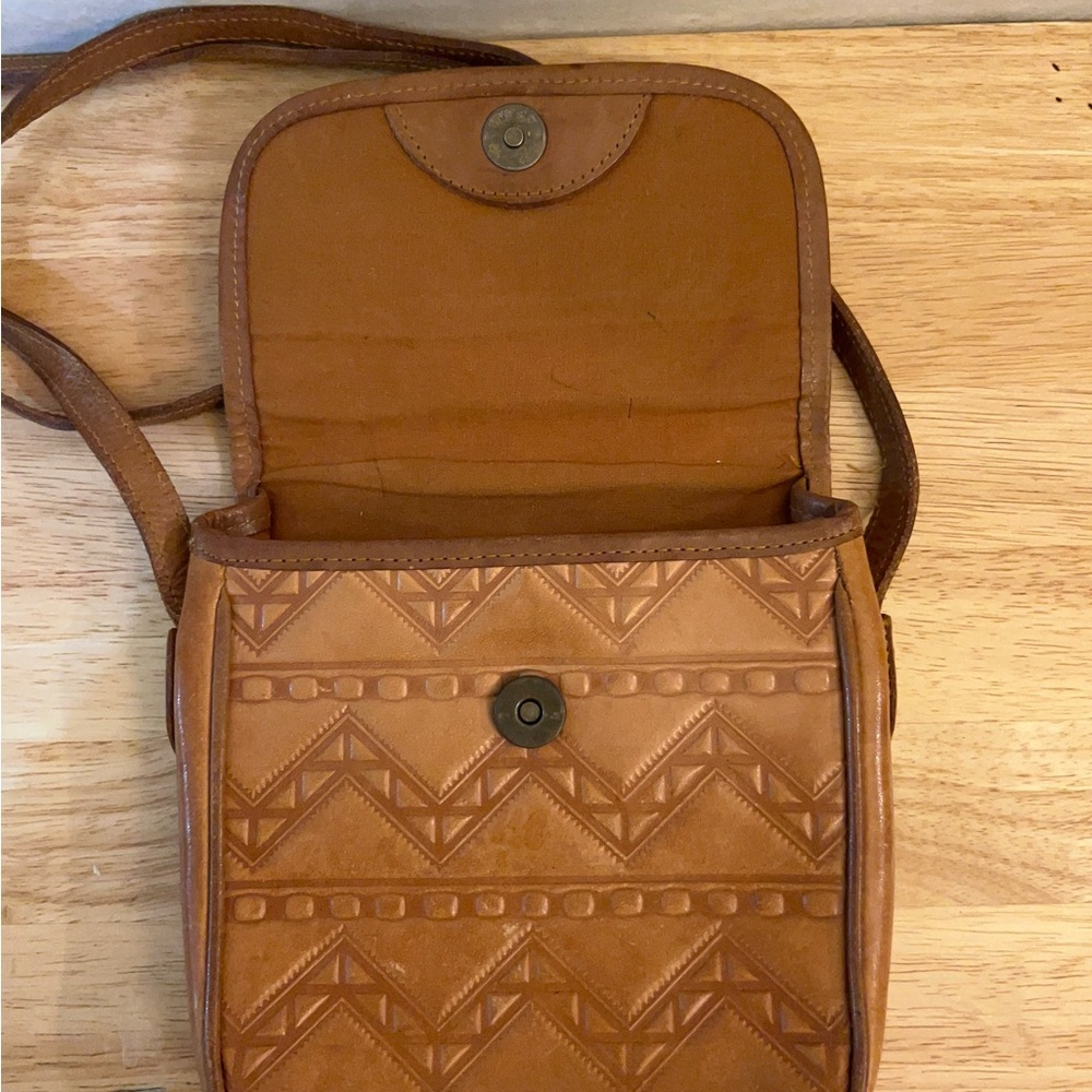 Unisa Vintage Uruguay
Emboss Brown 100% Genuine Leather Crossbody Bag - Picture 6 of 11